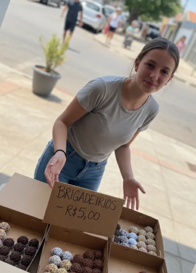 Fernanda vendendo brigadeiros