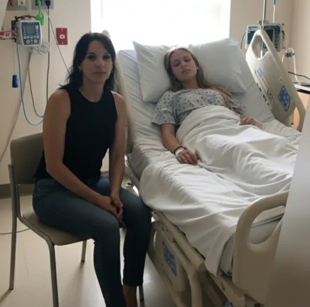 Mae ao lado da Fernanda no hospital